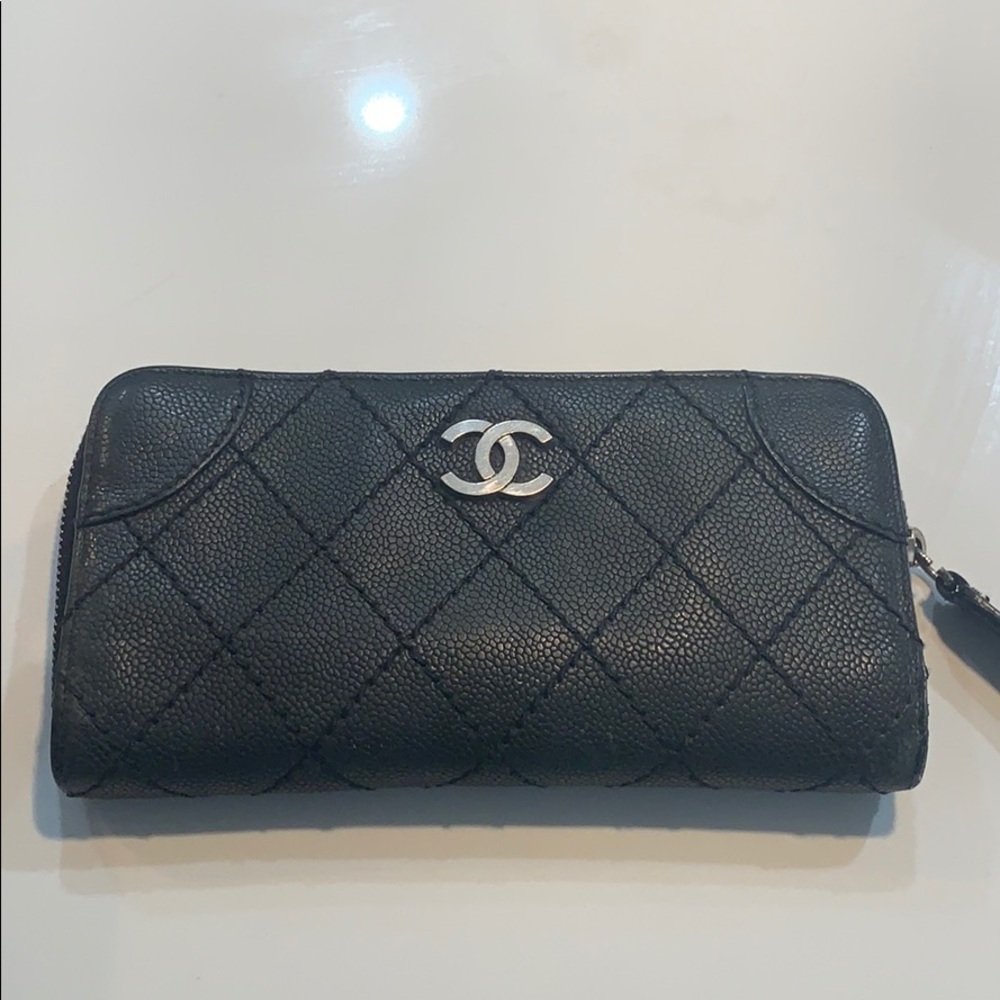 Beautiful vintage Chanel wallet. Perfect